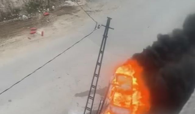 Bursa’da otomobil duvara çarparak yandı