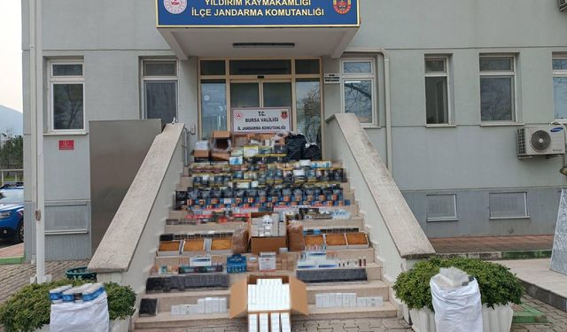 Bursa Yıldırım'da öğrencilere kaçak sigara satan işletmeye jandarmadan baskın