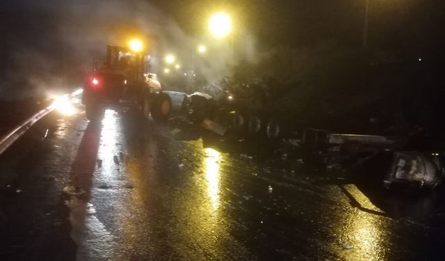 Mersin Tarsus ilçesinde kaza yapan parfüm yüklü tır yandı: 1 yaralı
