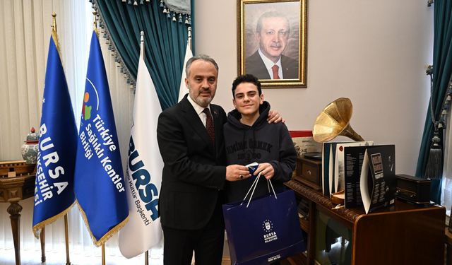 Türkiye’nin en genç satranç ustası Ediz Gürel'den Başkan Aktaş’a ziyaret