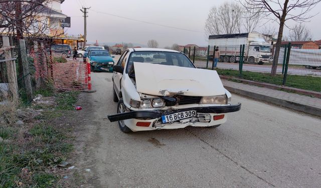 Bursa İnegöl ilçesinde iki otomobil kafa kafaya çarpıştı: 7 yaralı