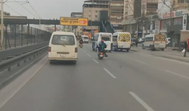 Bursa'da motosiklet sürücüsünün tehlikeli yolculuğu kamerada