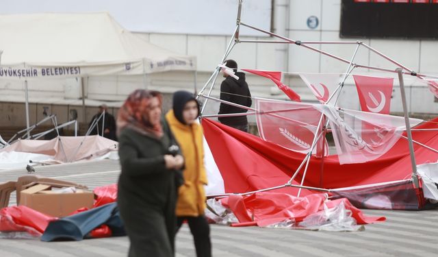 Bursa’da  fırtına! Parti stantları yıkıldı
