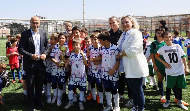 Bursa'da İlkokul Futbol Şenliği’nde kupalar sahiplerini buldu