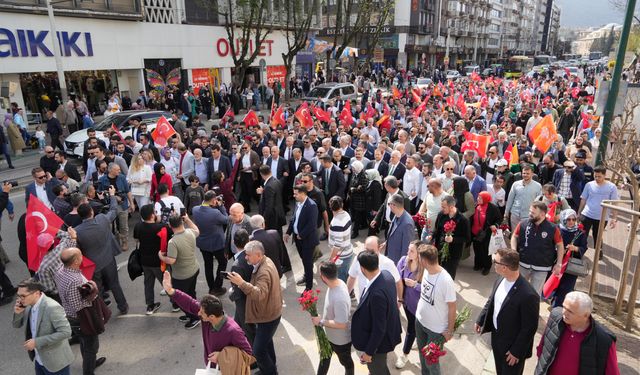 Bursa'da sevgi yürüyüşünde Cumhur İttifakı adayı Alinur Aktaş'a büyük ilgi