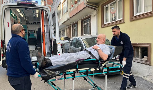 Bursa'da hasta ve yaşlılar sedye ile oy kullandı