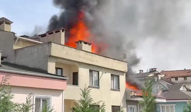 Bursa İnegöl ilçesinde binanın çatısında yangın çıktı