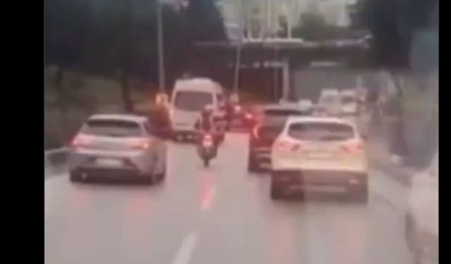 Bakan Koca Bursa'da ambulans için trafiği açan motosikletlinin görüntüsünü paylaştı