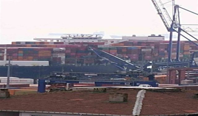 Kocaeli'de uluslararası limanda 3 yükleme vinci devrildi