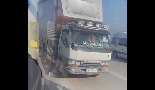 Bursa'da kamyonet sürücüsü şoförüyle tartıştığı otobüsü 7 kilometre takip edip önüne kırdı