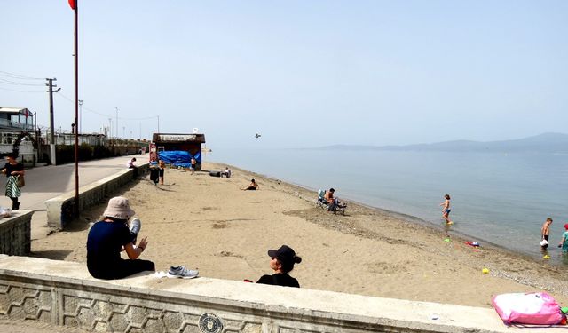 Bursa'da yazdan kalma bir gün! Aileler sahile akın etti