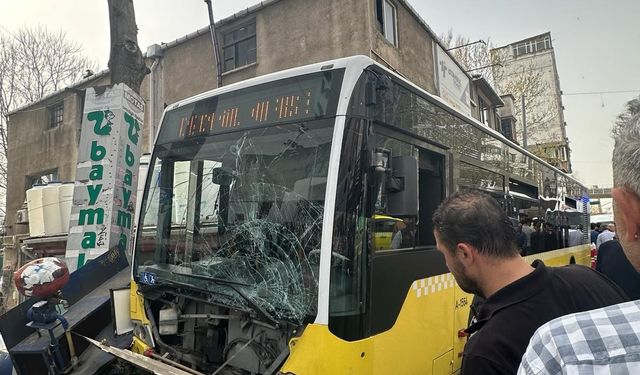 İstanbul’da yoldan çıkan İETT otobüsü kaldırımdaki 2 kişiye çarptı