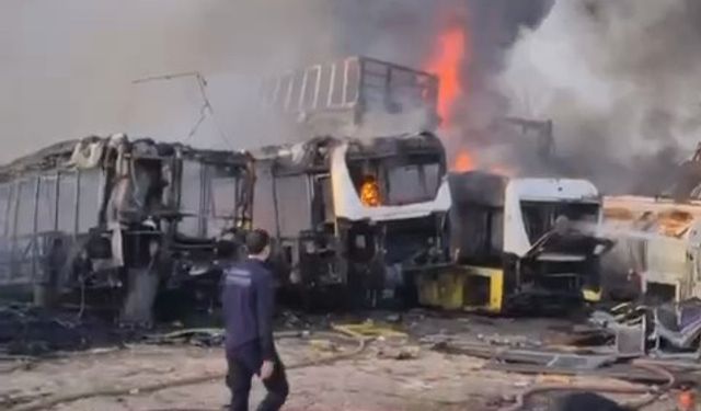 Bursa’da geri dönüşüm tesisinde yangın! 6 otobüs alev alev yandı