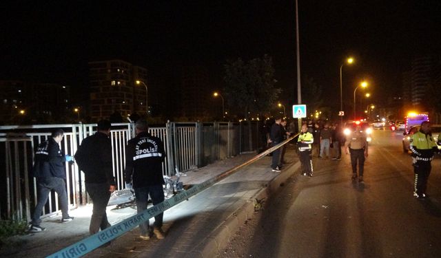 Adana Seyhan ilçesinde kontrolden çıkan motosiklet kaldırıma çarpıp sürüklendi: 2 ölü