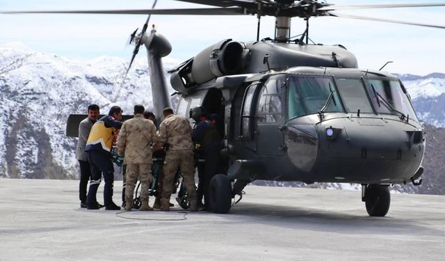 Askeri helikoptere sivil görev! Kazada yaralanan çocuk için havalandı