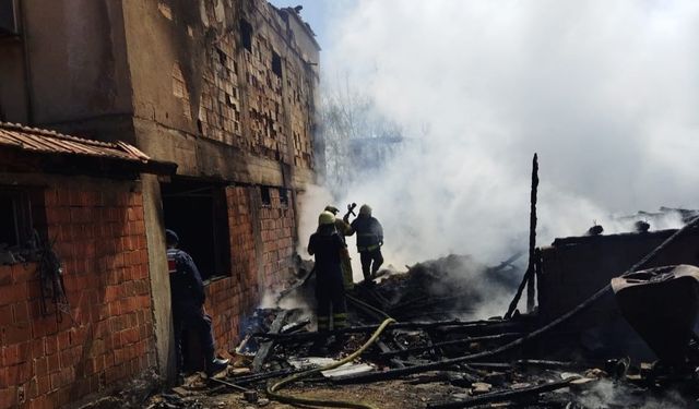 Bursa İnegöl'de yangın: 3 ev alevlere teslim oldu