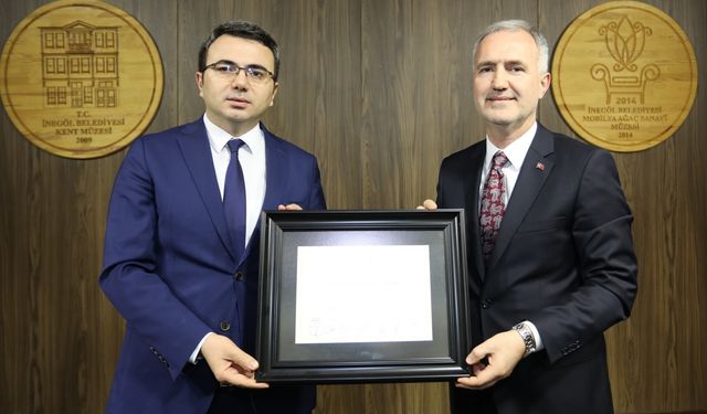 İnegöl Belediye Başkanı Alper Taban mazbatasını aldı