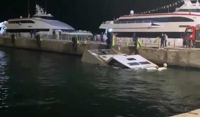 Bursa Mudanya ilçesinde BUDO iskelesinin yanında tekne battı