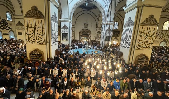 Bursa'da binlerce vatandaş bayram namazı için camilere akın etti