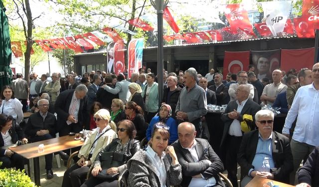 CHP Bursa İl teşkilatı bayramda Reşat Oyal Kültür Parkı’nda bir araya geldi