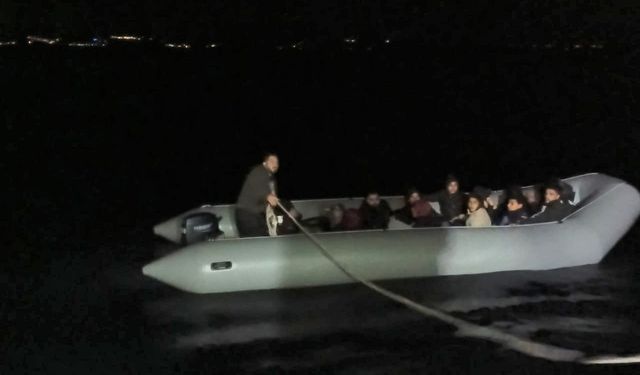 Balıkesir Ayvalık ilçesinde 11 düzensiz göçmen ve 6 çocuk kurtarıldı