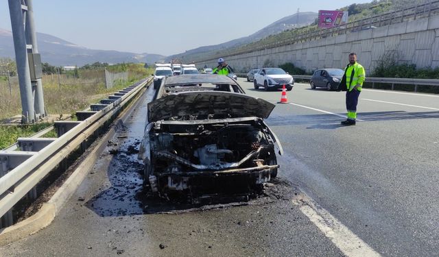 Bursa’da seyir halindeki otomobil alev alev yandı! Araçtaki 3 kişi...