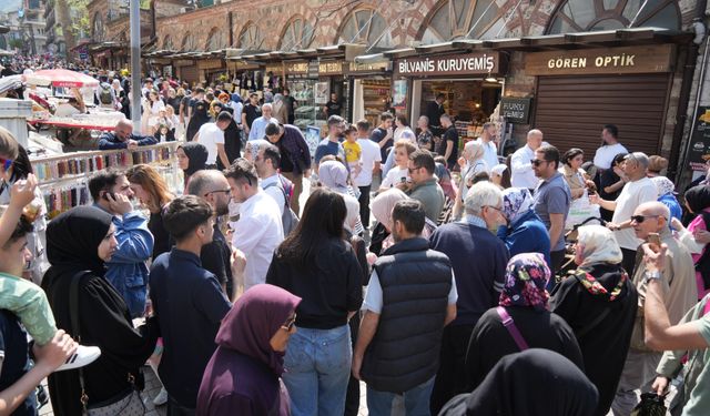 Bursa'da bayramın ikinci gününde tarihi mekanlarda adım atacak yer kalmadı