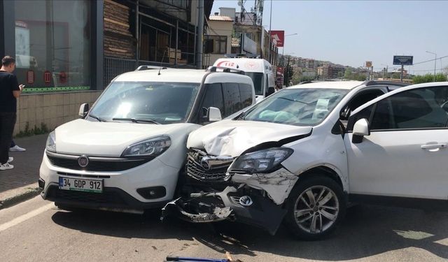Bursa’da direksiyon hakimiyetini kaybeden sürücü 3 otomobile çarptı