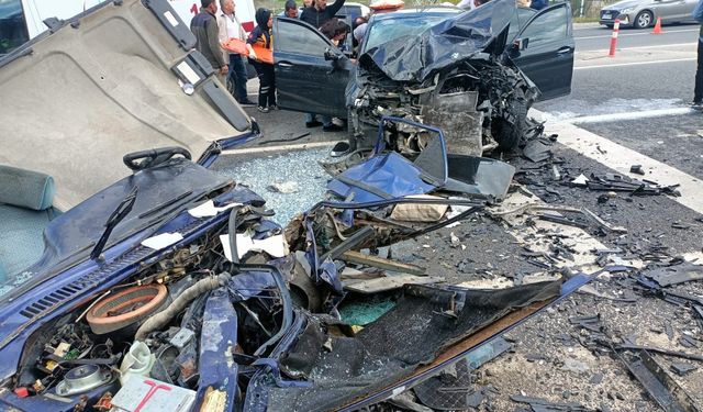 Malatya'da korkunç kaza! Araçların kafa kafaya çarpıştığı kazada 3 kişi ölü 5 yaralı