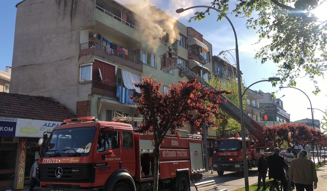 Bursa'da bir apartman dairesi alev alev yandı