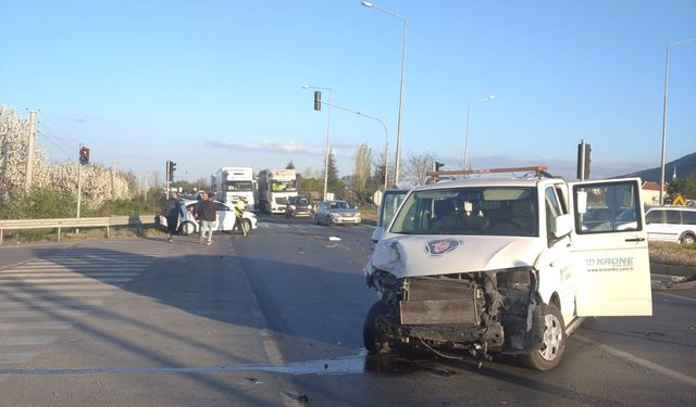 Konya Akşehir ilçesinde kamyonet otomobile çarptı: 11 yaralı