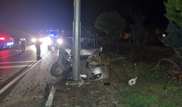 Konya Akşehir ilçesinde kontrolden çıkan araç direğe çarptı: 1 ölü, 2 yaralı