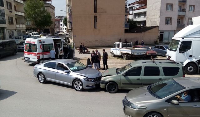 Bursa'da iki otomobil kafa kafaya çarpıştı