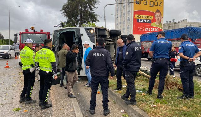 Antalya Serik ilçesinde otel servis aracı devrildi: 19 yaralı
