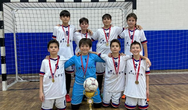 Bursa’da Futsal Küçük Erkekler turnuvasında Bilfen Koleji Mudanya'da şampiyon oldu
