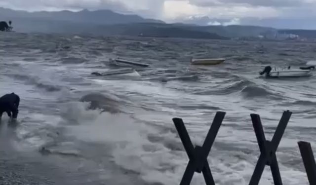 Bursa Gemlik ilçesinde fırtına nedeniyle tekneler alabora oldu