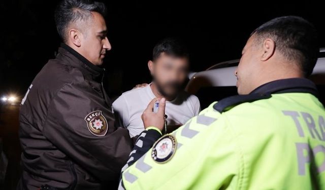 Aksaray’da uyuşturucuyla yakalanan alkollü sürücü ters kelepçeyle götürüldü