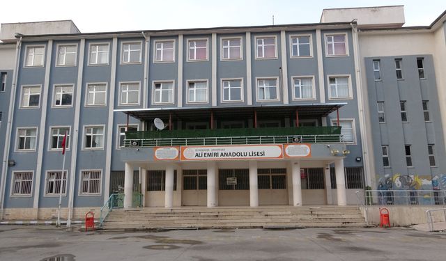 Diyarbakır’da okul müdürü öğrenci tarafından defalarca bıçaklandı