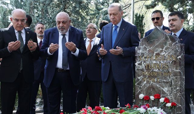 Cumhurbaşkanı Erdoğan'dan Türkeş'in kabrine ziyaret