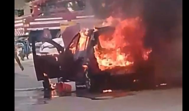 Bursa Gemlik ilçesinde park halindeki otomobil alev alev yandı!