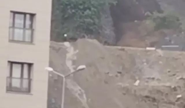Gaziosmanpaşa’da toprak kayması! 3 gecekondu kullanılamaz halde, 24 bina tahliye edildi
