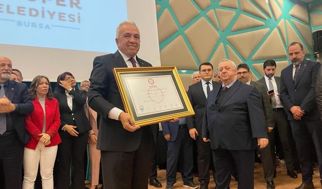 Nilüfer Belediye Başkanı Şadi Özdemir mazbatasını aldı 