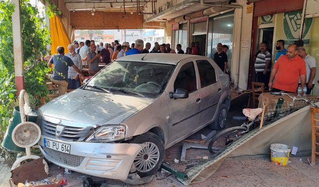 Adana’da ehliyetsiz sürücü otomobiliyle kahvehaneye girdi: 1’i ağır 5 yaralı