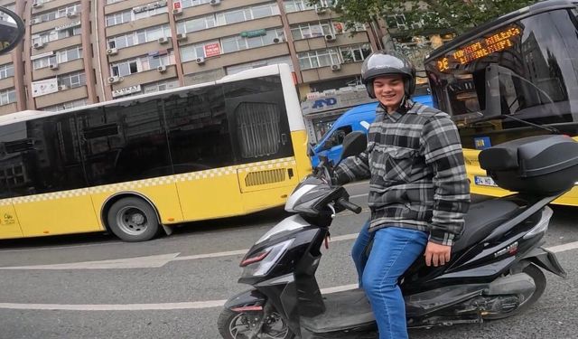 İstanbul’da trafikte güldüren kaza! Motosikletine çarpan kişi annesi çıktı