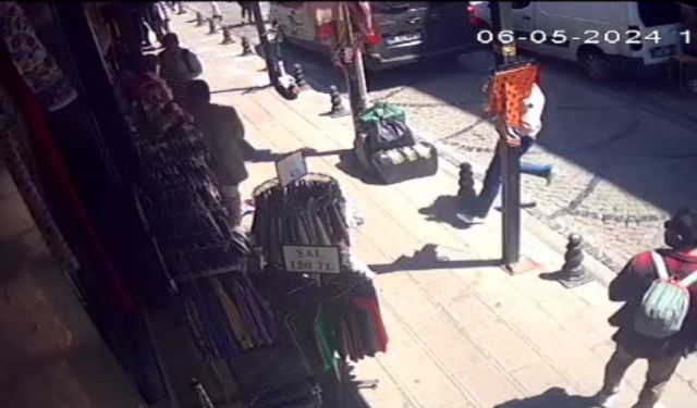 Fatih’te kendisinden alışveriş yapmayan turisti bıçaklayıp kaçtı