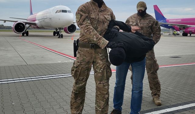 Almanya’da cinayet şüphelisi olarak aranan Türk vatandaşı, Polonya’da uçakta yakalandı