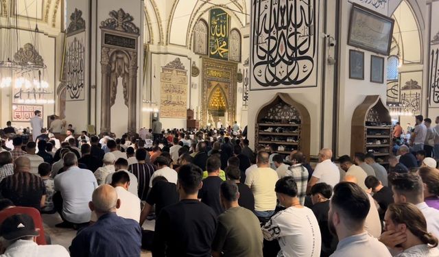 Bursa'da bayram namazı için Ulu Cami'ye akın etti