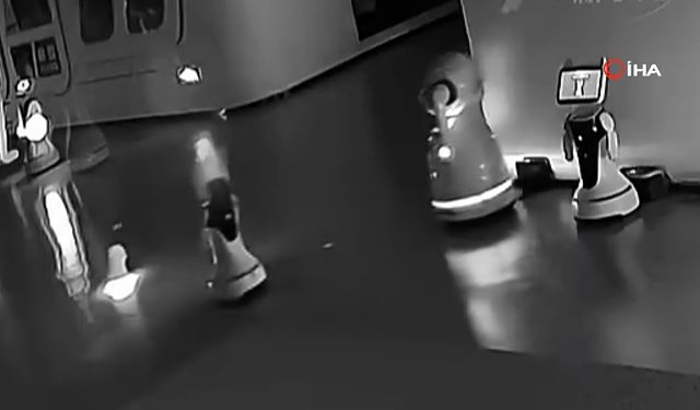 Çin’de küçük bir robot “Fazla mesai mi yapıyorsunuz?” diyerek diğer robotları kaçırdı