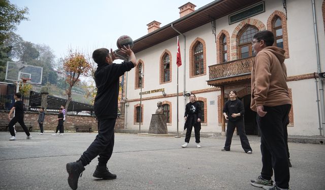 Türkiye'nin aralıksız en uzun eğitim öğretim veren okulu Bursa'da 556 yıldır ayakta