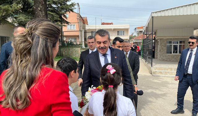 Seçim vaadinde bulunmuştu, Milli Eğitim Bakanı'nı sınıfına getirdi